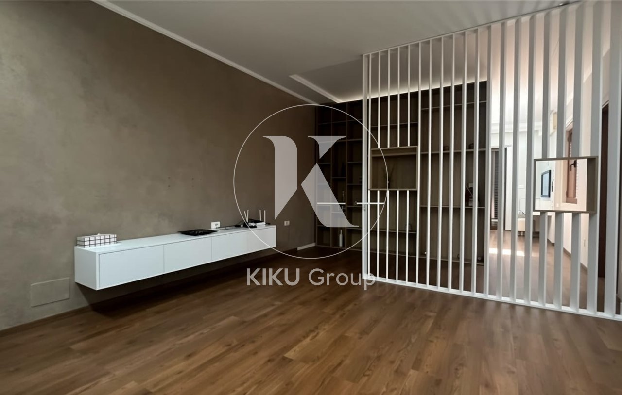 Zyrë 3+1+2 me Qira – Blloku, Tiranë