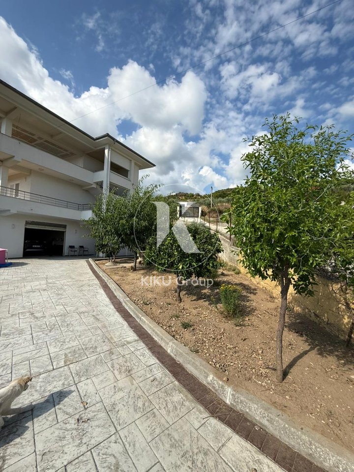VILË PËR SHITJE – FARKE