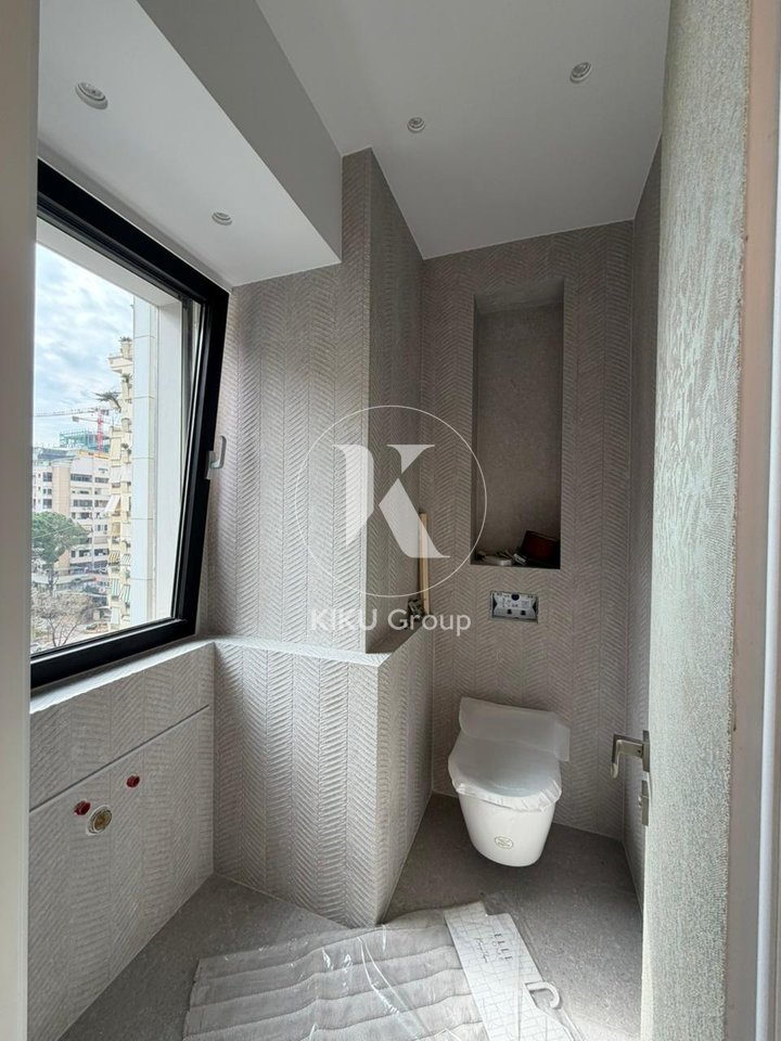 Shitet apartament 2+1 + 2 tualete Ambassador 3, prane stadiumit air albania