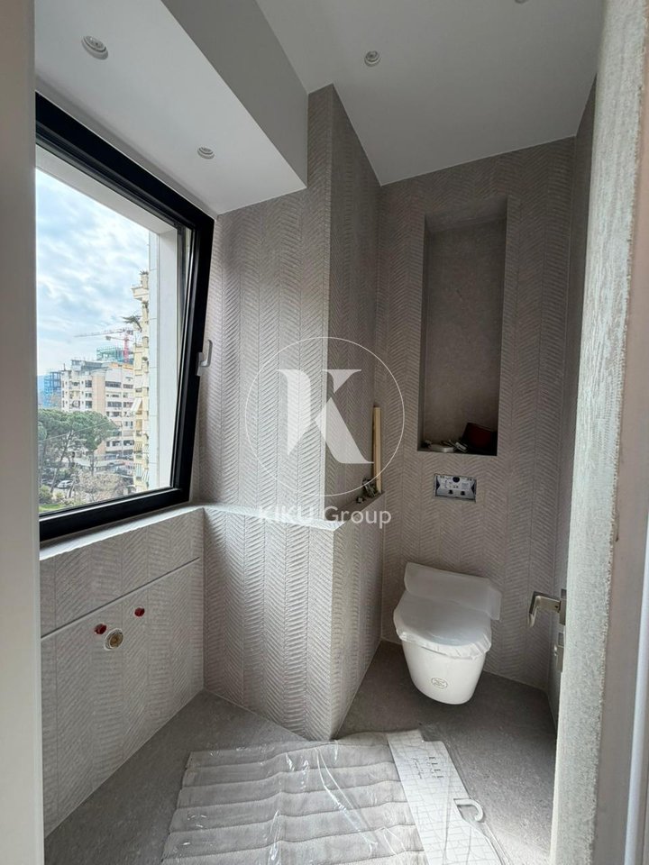 Shitet apartament 2+1 + 2 tualete Ambassador 3, prane stadiumit air albania