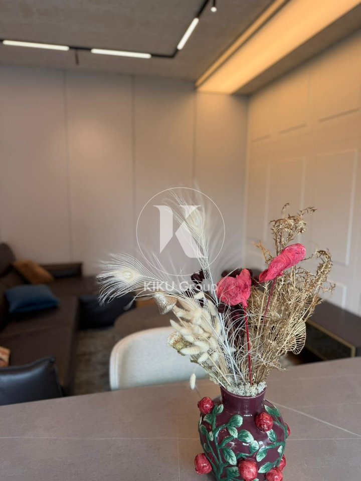 Shitet apartament 2+1 + 2 tualete Ambassador 3, prane stadiumit air albania