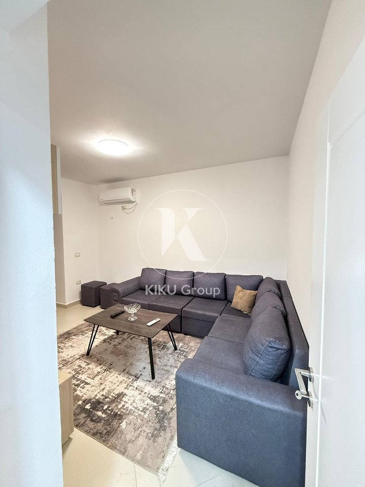 Si affitta ingresso a Kombinat, Via "Tanush Frashëri", palazzo di 3 piani, l'ingresso si trova al 2° piano.