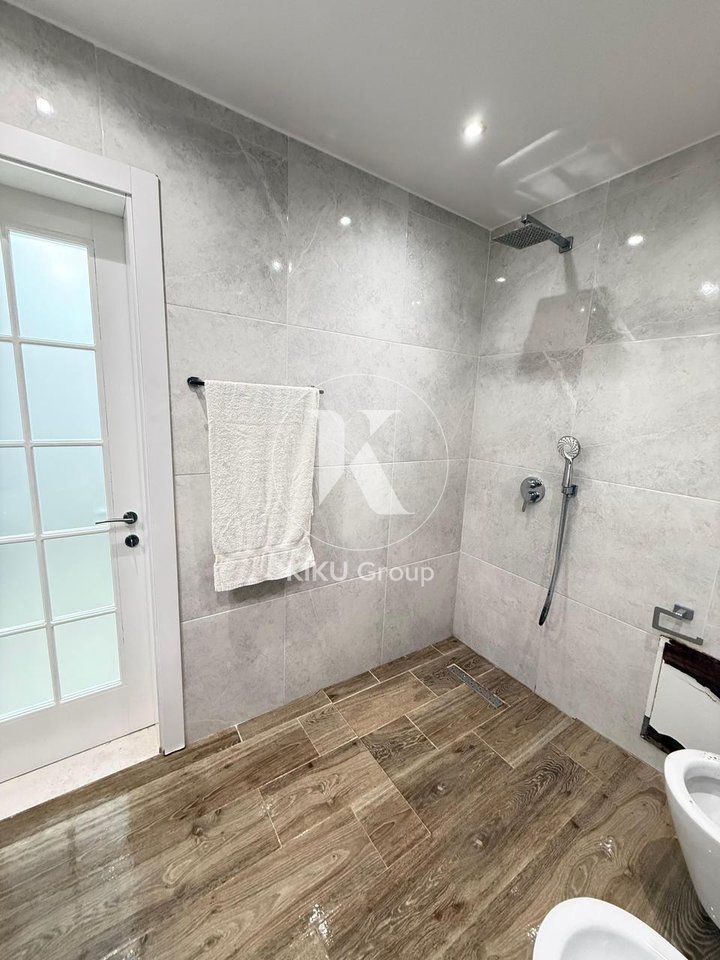 Si affitta ingresso a Kombinat, Via "Tanush Frashëri", palazzo di 3 piani, l'ingresso si trova al 2° piano.