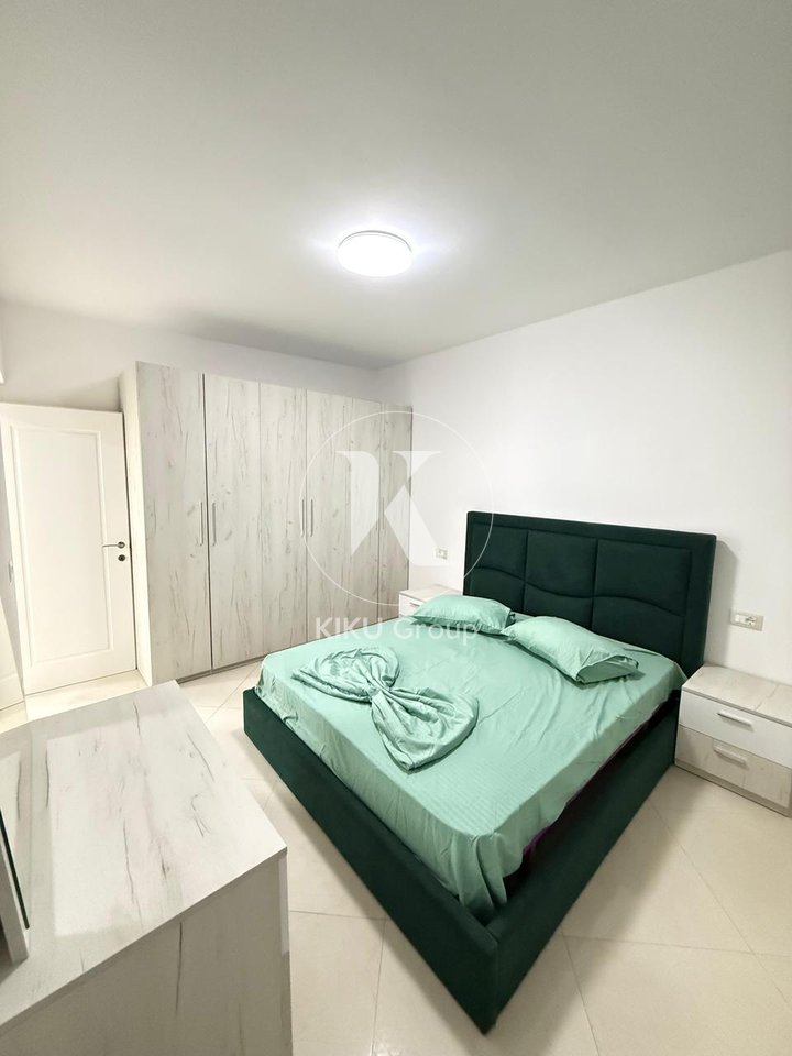 Si affitta ingresso a Kombinat, Via "Tanush Frashëri", palazzo di 3 piani, l'ingresso si trova al 2° piano.