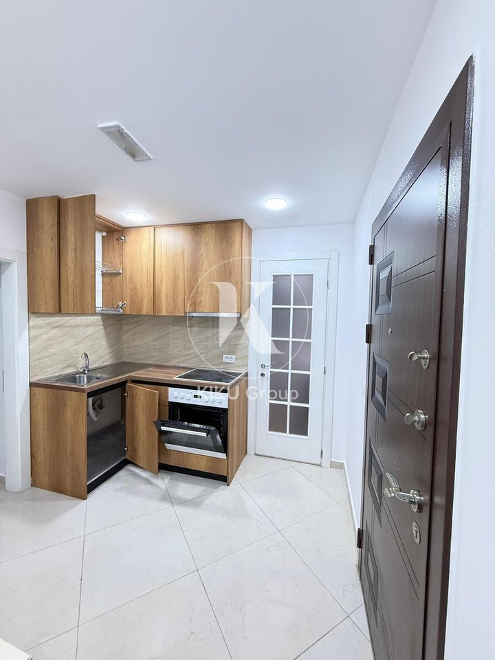 Si affitta ingresso a Kombinat, Via "Tanush Frashëri", palazzo di 3 piani, l'ingresso si trova al 2° piano.