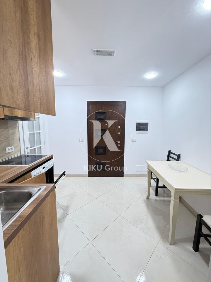 Si affitta ingresso a Kombinat, Via "Tanush Frashëri", palazzo di 3 piani, l'ingresso si trova al 2° piano.