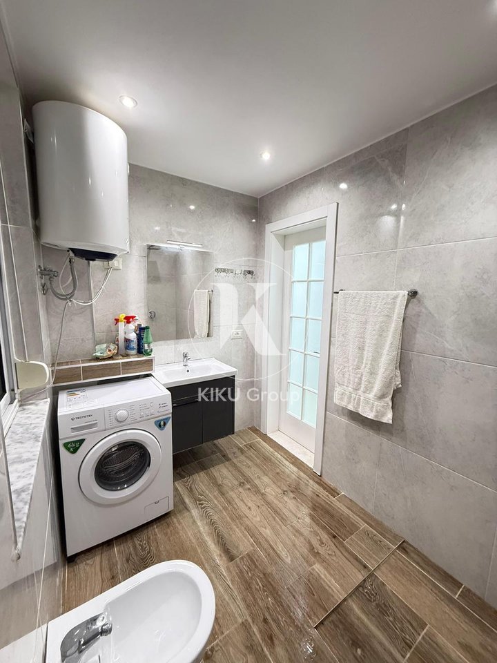 Si affitta ingresso a Kombinat, Via "Tanush Frashëri", palazzo di 3 piani, l'ingresso si trova al 2° piano.