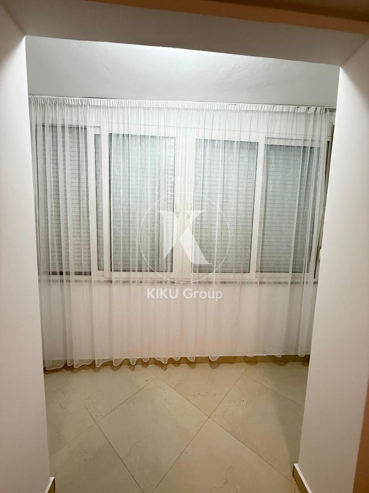 Si affitta ingresso a Kombinat, Via "Tanush Frashëri", palazzo di 3 piani, l'ingresso si trova al 2° piano.