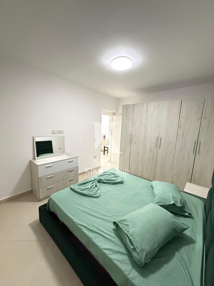 Si affitta ingresso a Kombinat, Via "Tanush Frashëri", palazzo di 3 piani, l'ingresso si trova al 2° piano.