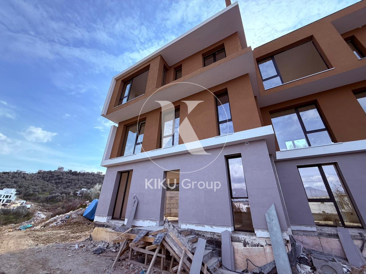 🏡 SHITET VILË 3-KATËSHE ME PISHINË – PRANË LIQENIT TË THATË, TIRANË