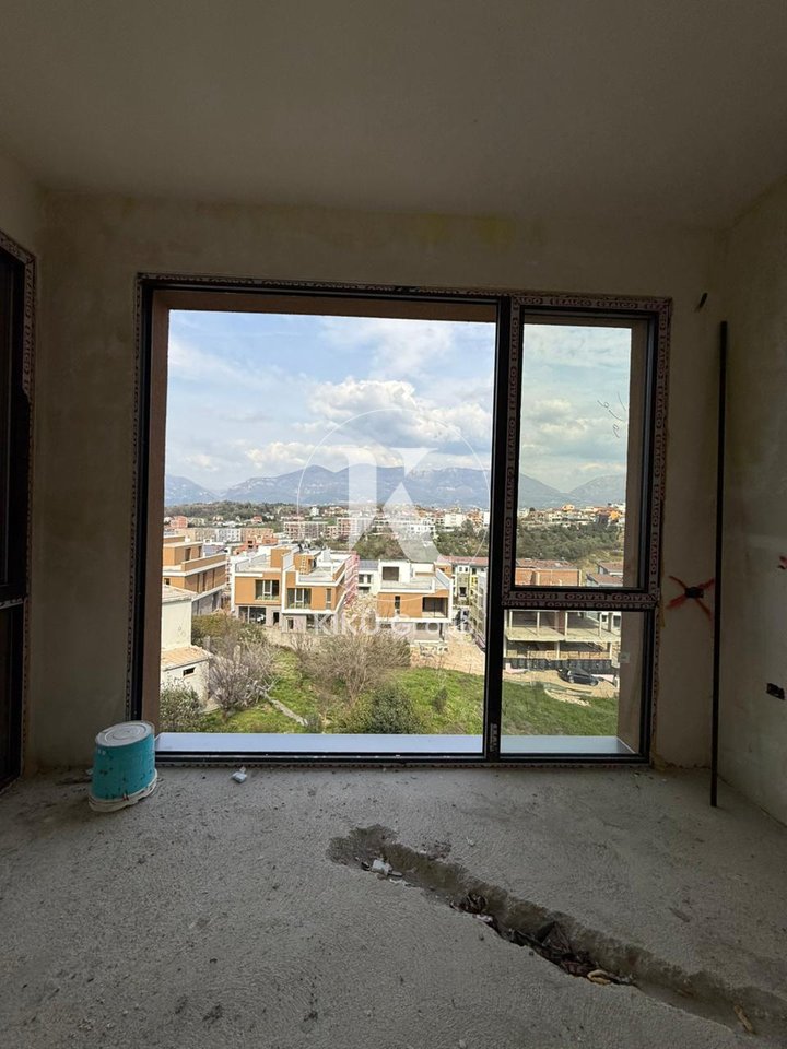 🏡 SHITET VILË 3-KATËSHE ME PISHINË – PRANË LIQENIT TË THATË, TIRANË