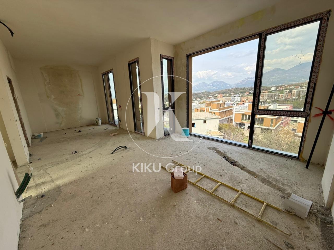 🏡 SHITET VILË 3-KATËSHE ME PISHINË – PRANË LIQENIT TË THATË, TIRANË