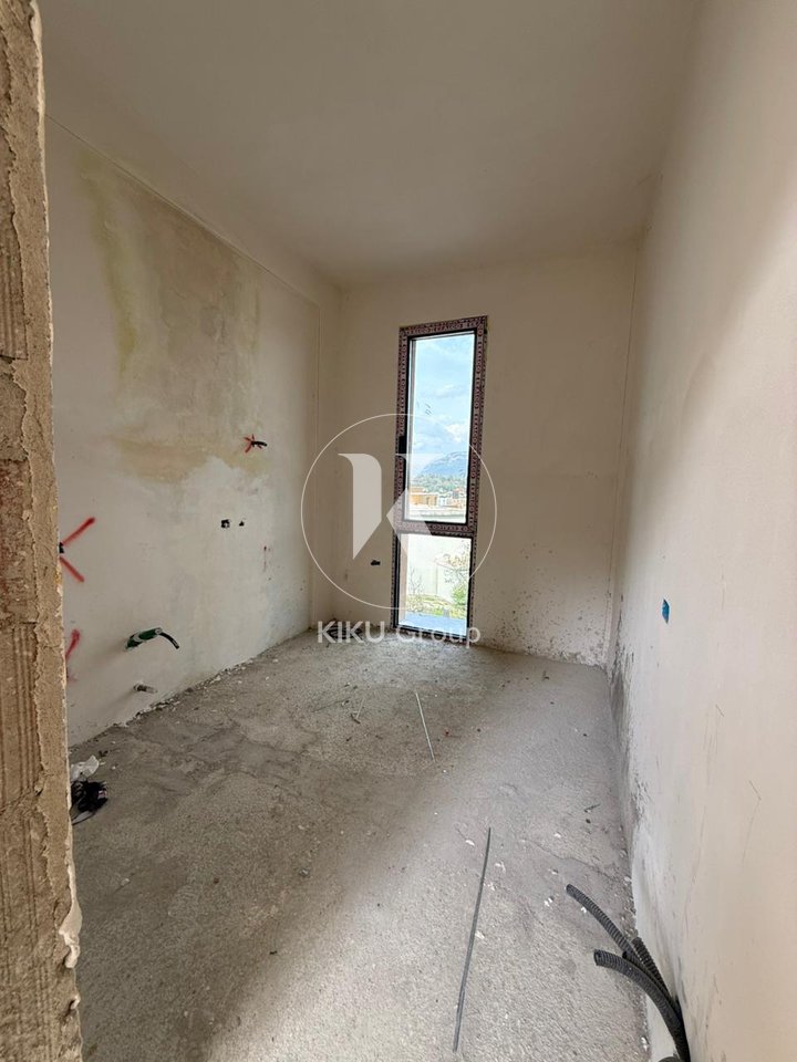 🏡 SHITET VILË 3-KATËSHE ME PISHINË – PRANË LIQENIT TË THATË, TIRANË