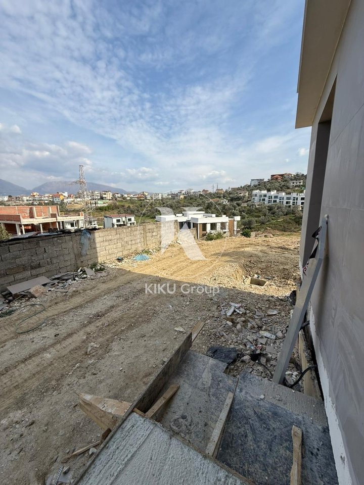 🏡 SHITET VILË 3-KATËSHE ME PISHINË – PRANË LIQENIT TË THATË, TIRANË