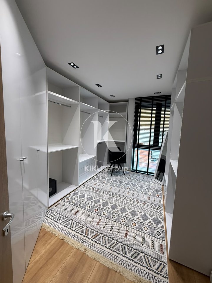 Jepet me Qira Apartament 2+1+2+2 Poste Parkimi në Ish-Tregun Elektrik