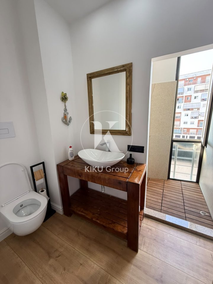 Jepet me Qira Apartament 2+1+2+2 Poste Parkimi në Ish-Tregun Elektrik