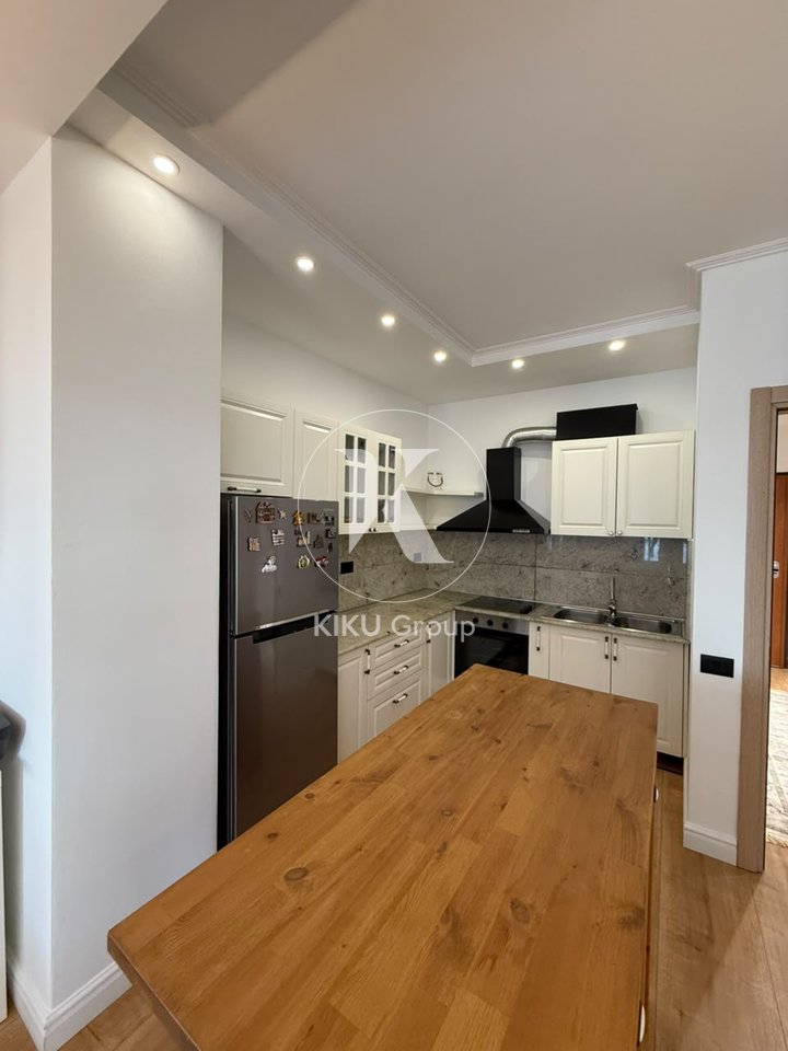 Jepet me Qira Apartament 2+1+2+2 Poste Parkimi në Ish-Tregun Elektrik