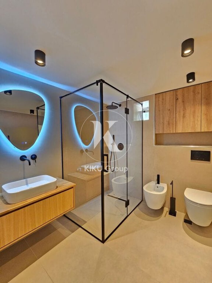 Apartament modern 2+1 me oborr privat
