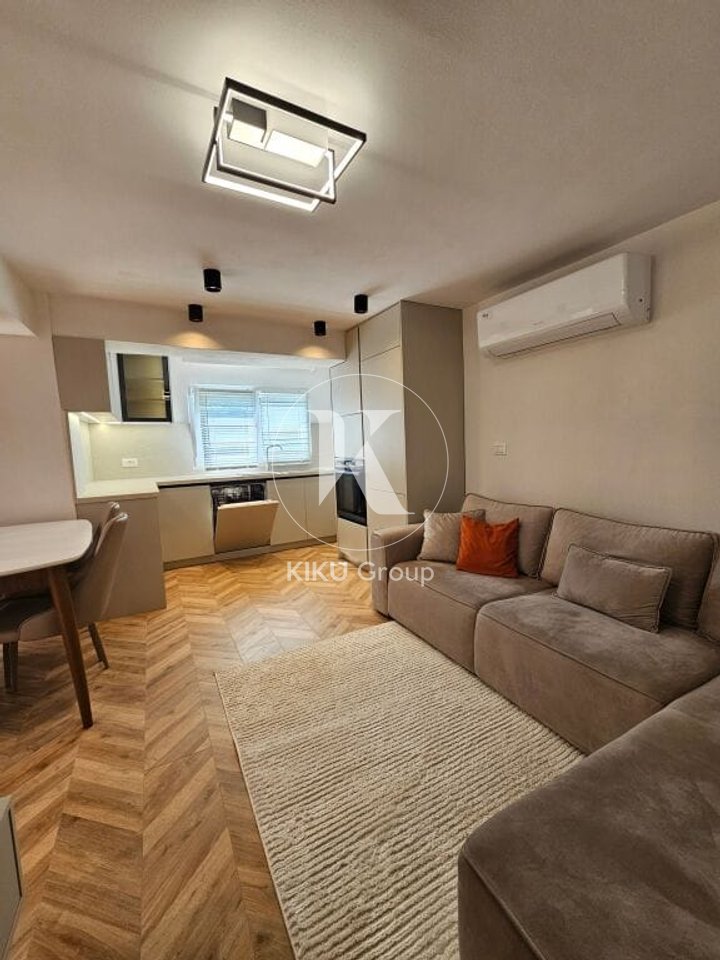 Apartament modern 2+1 me oborr privat