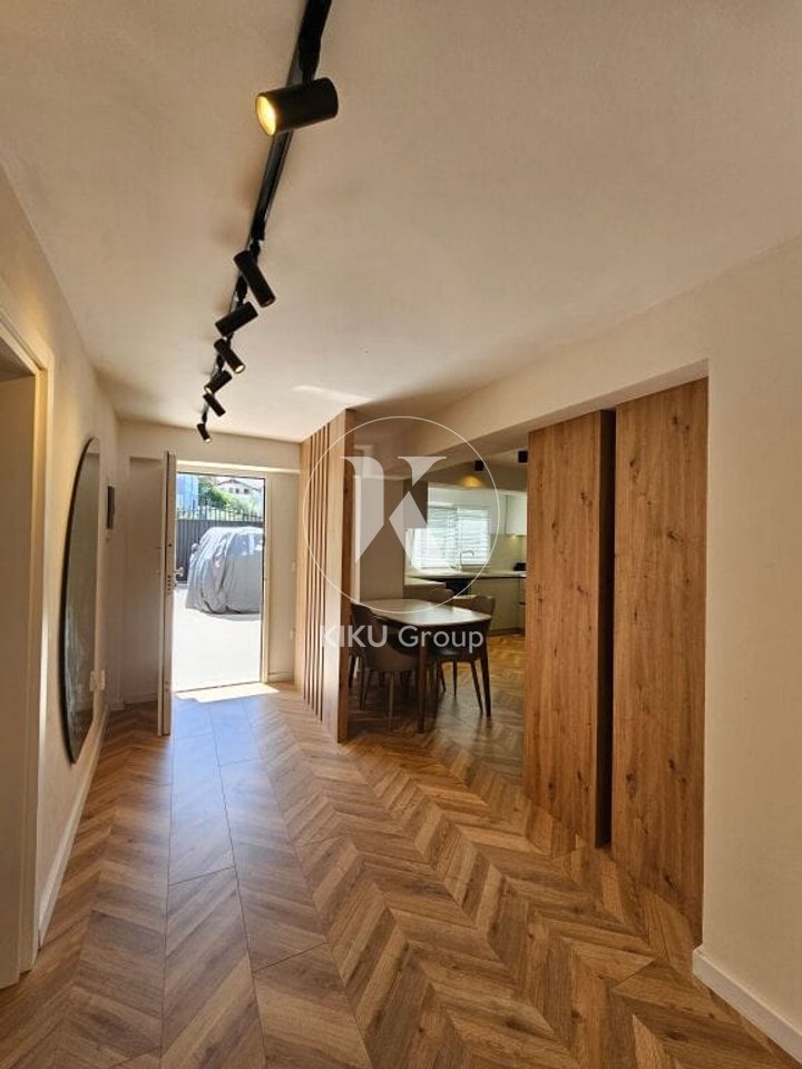 Apartament modern 2+1 me oborr privat
