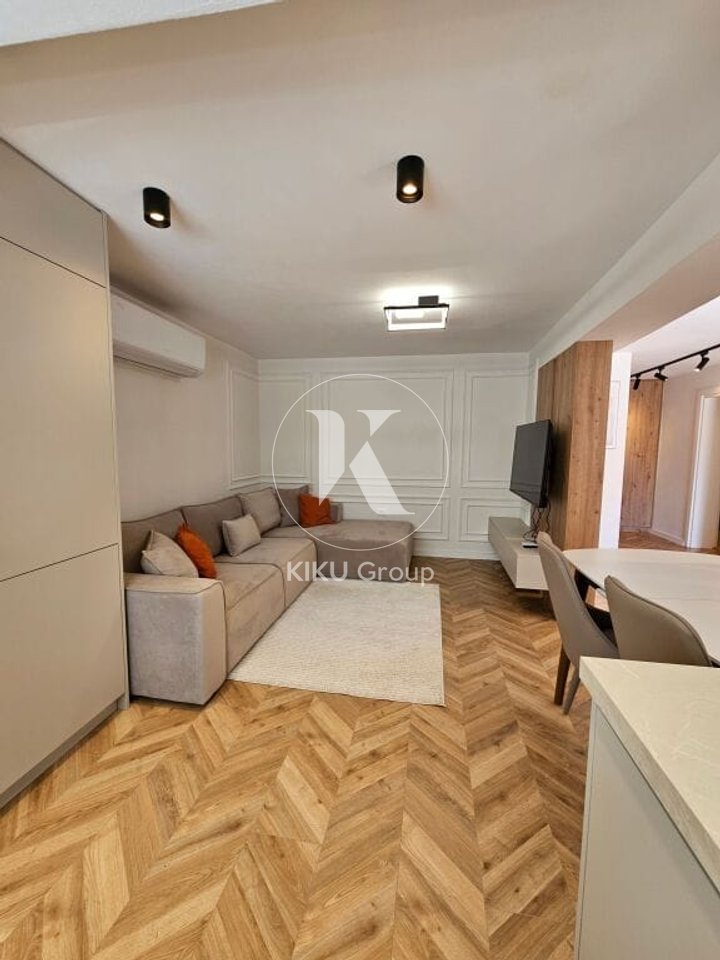 Apartament modern 2+1 me oborr privat