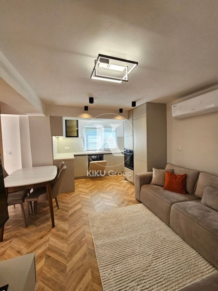 Apartament modern 2+1 me oborr privat