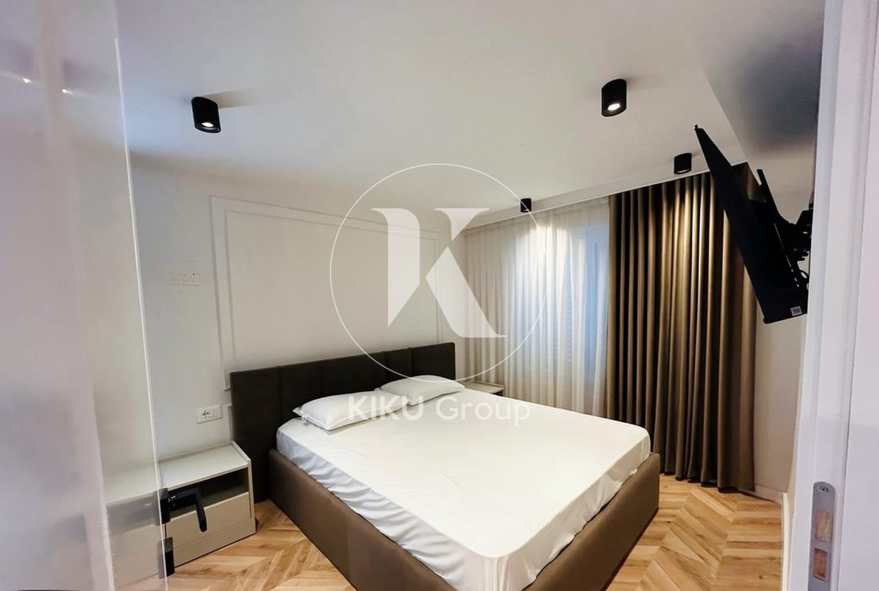 Apartament modern 2+1 me oborr privat