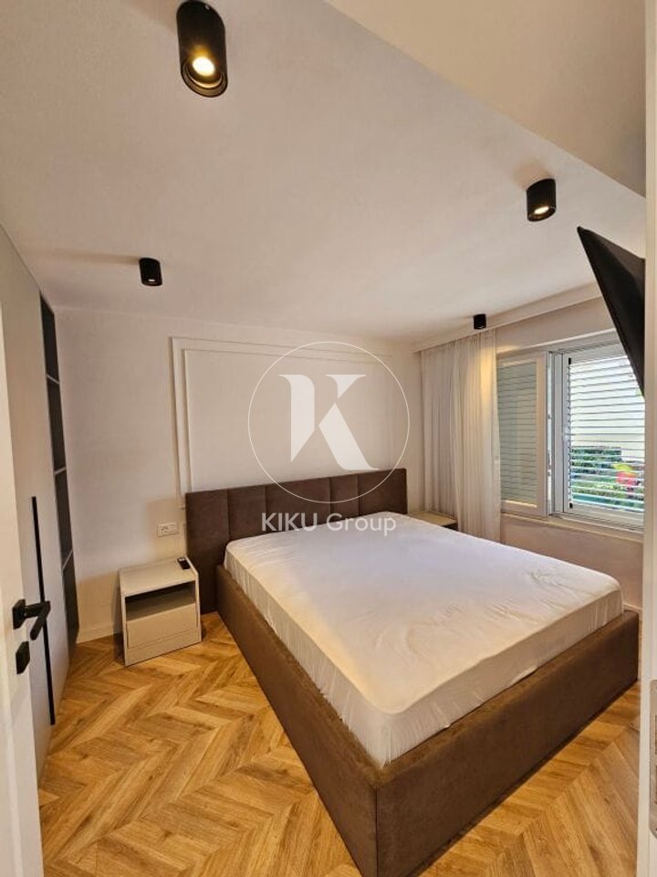 Apartament modern 2+1 me oborr privat
