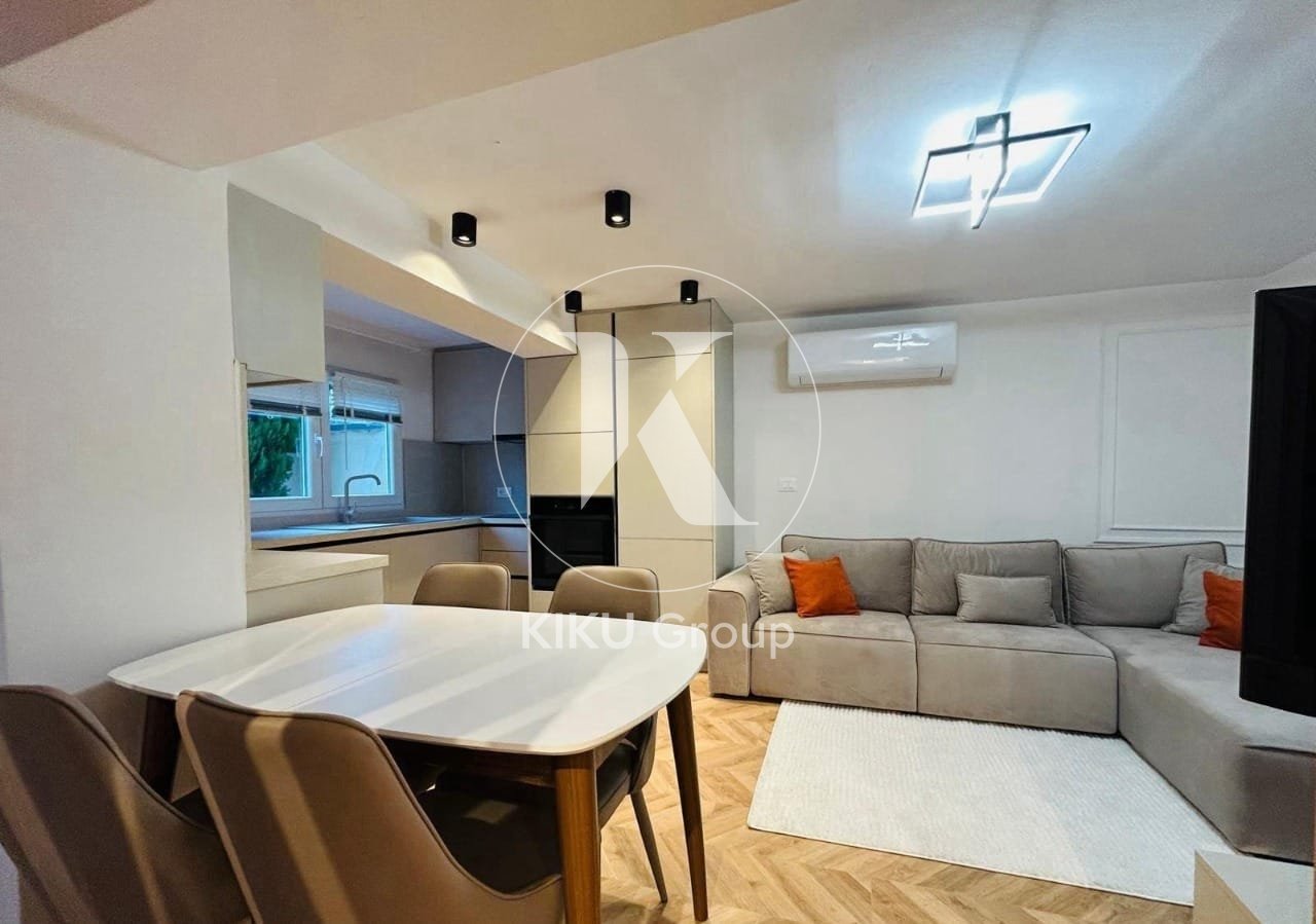 Apartament modern 2+1 me oborr privat