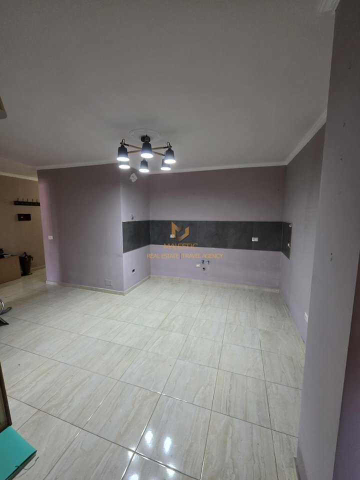 Appartamento in Vendita – Giardino Botanico
? Vicino al Giardino Botanico, Tirana