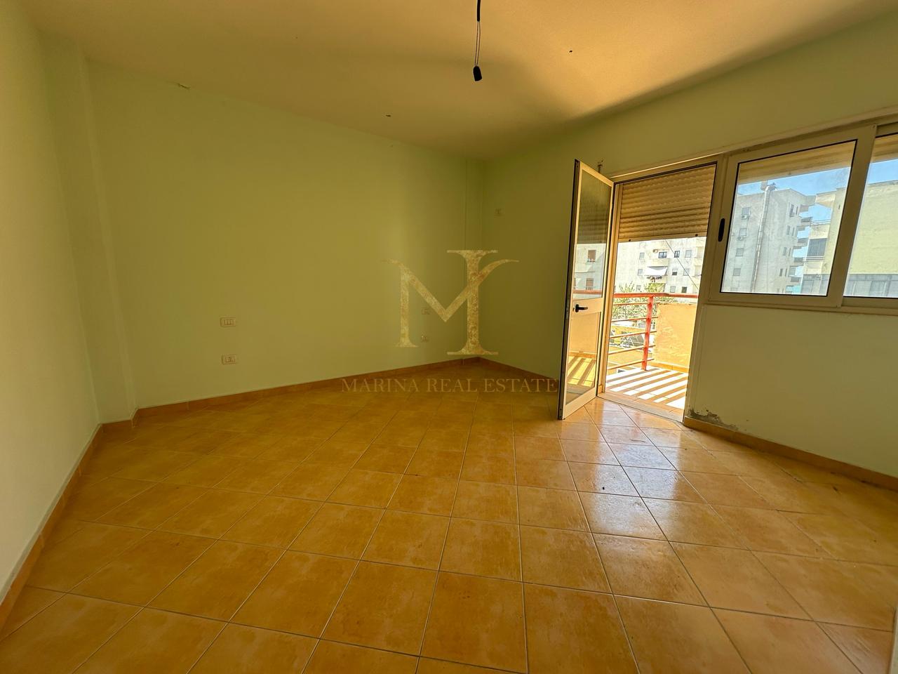 Vendesi appartamento 2+1+2 bagni e due balconi a Shkëmbin e Kavajës, a 30 metri dal mare.
