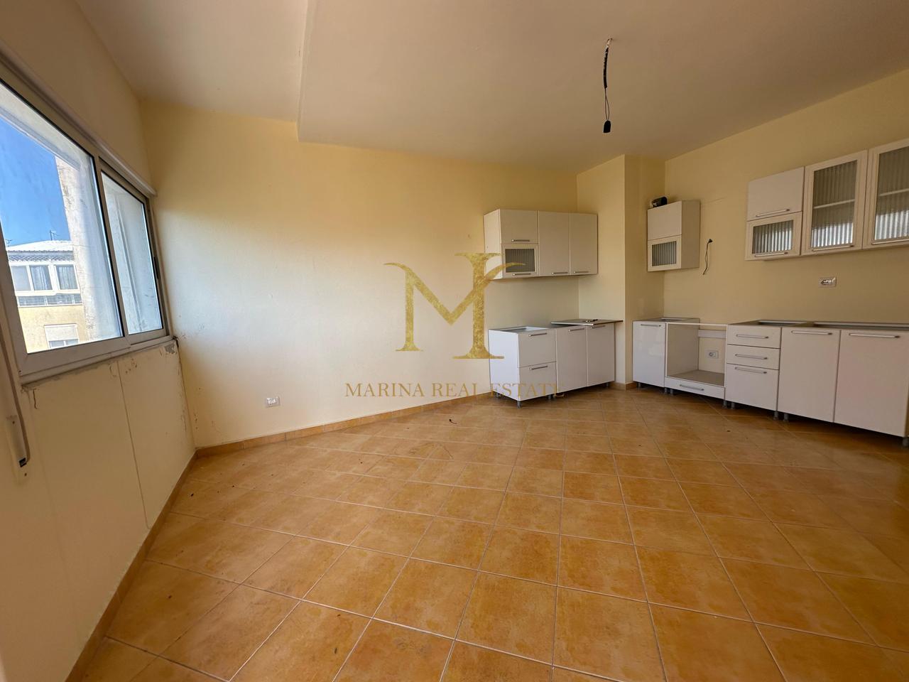Vendesi appartamento 2+1+2 bagni e due balconi a Shkëmbin e Kavajës, a 30 metri dal mare.