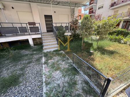 Apartament 3+1 me Verandë, Oborr Privat dhe Parkim – Vetëm 250m nga Deti, Golem!