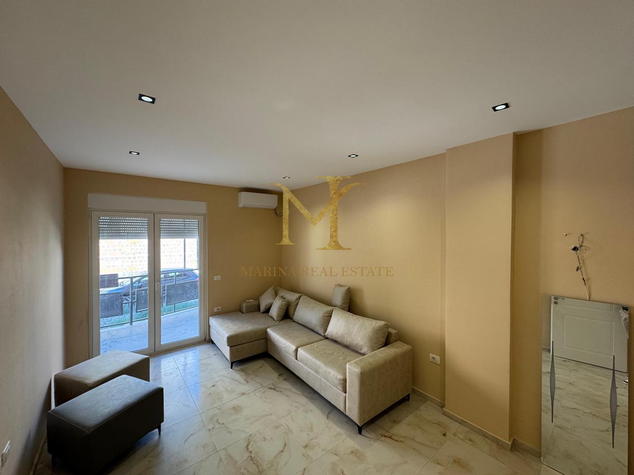 Apartament 3+1 me Verandë, Oborr Privat dhe Parkim – Vetëm 250m nga Deti, Golem!