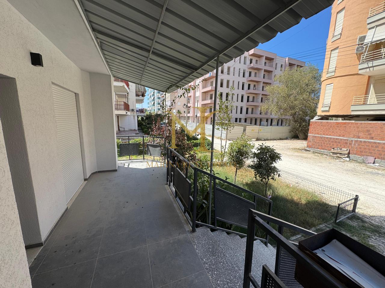 Apartament 3+1 me Verandë, Oborr Privat dhe Parkim – Vetëm 250m nga Deti, Golem!