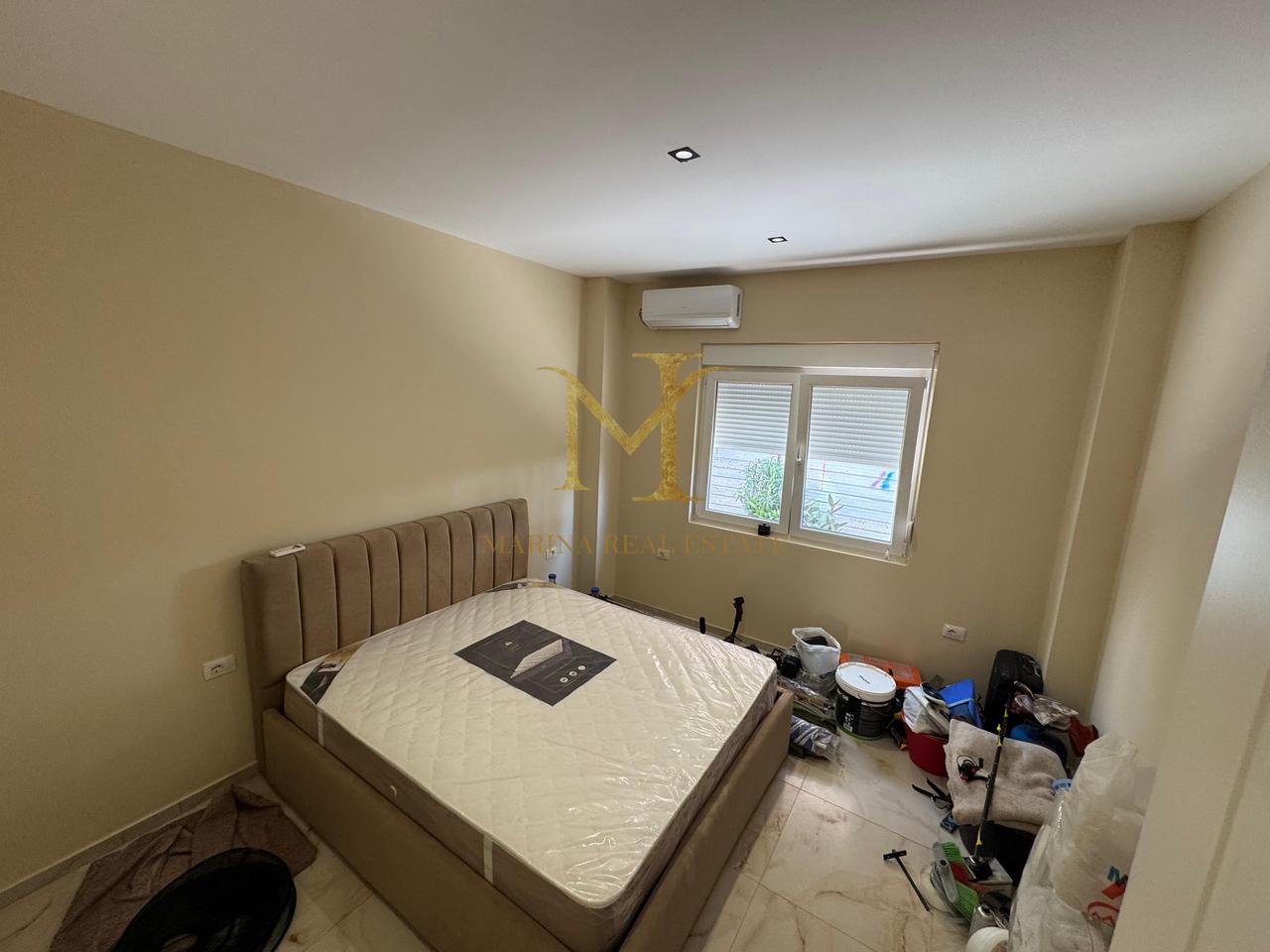 Apartament 3+1 me Verandë, Oborr Privat dhe Parkim – Vetëm 250m nga Deti, Golem!