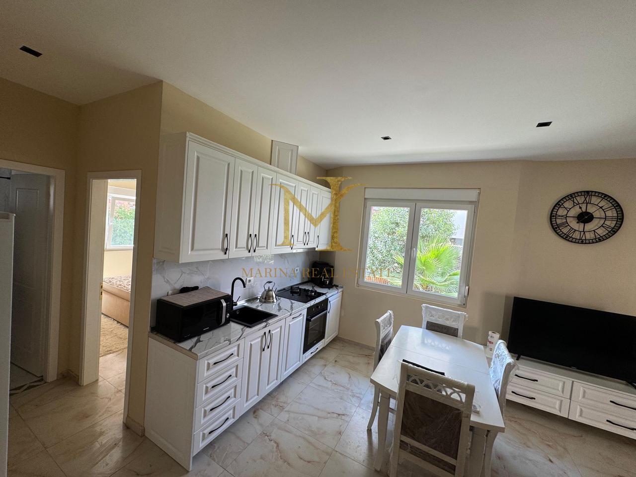 Apartament 3+1 me Verandë, Oborr Privat dhe Parkim – Vetëm 250m nga Deti, Golem!