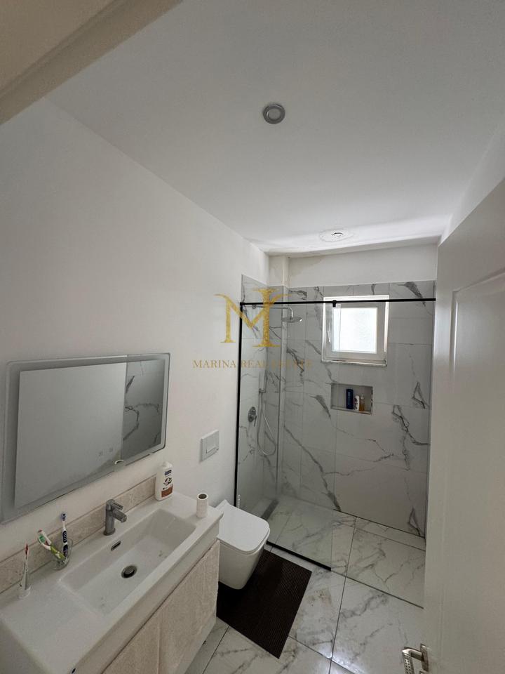 Apartament 3+1 me Verandë, Oborr Privat dhe Parkim – Vetëm 250m nga Deti, Golem!