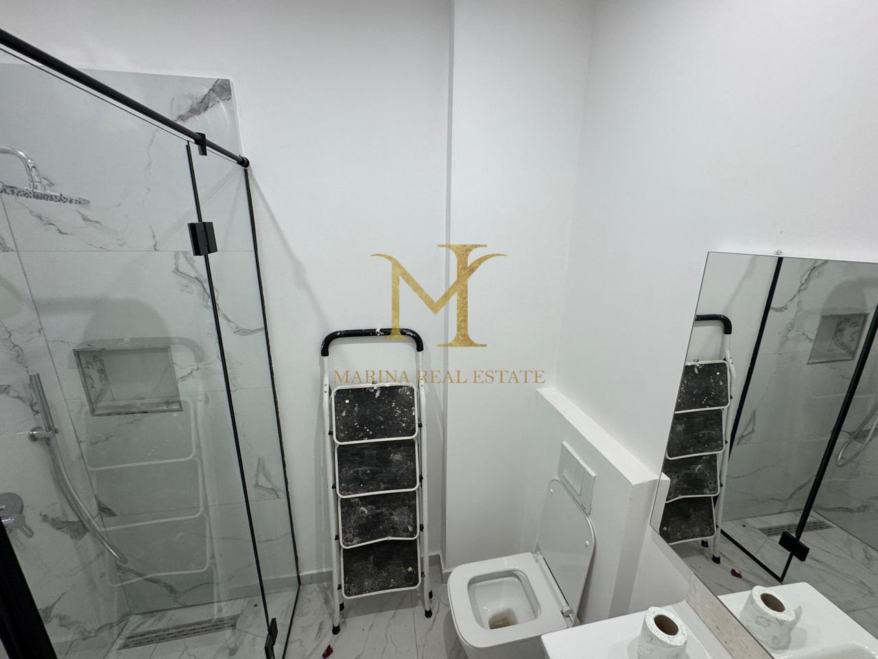 Apartament 3+1 me Verandë, Oborr Privat dhe Parkim – Vetëm 250m nga Deti, Golem!