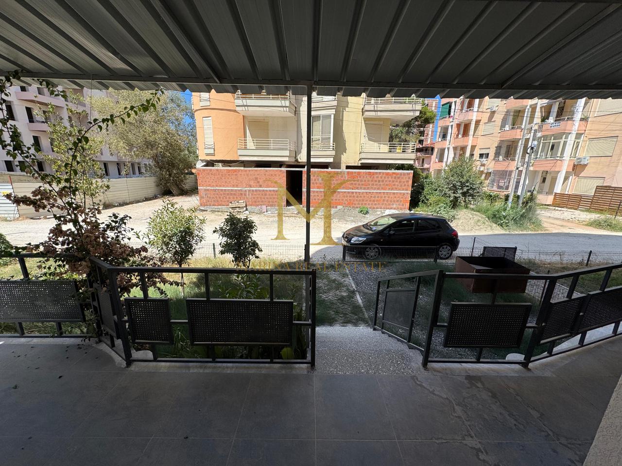 Apartament 3+1 me Verandë, Oborr Privat dhe Parkim – Vetëm 250m nga Deti, Golem!