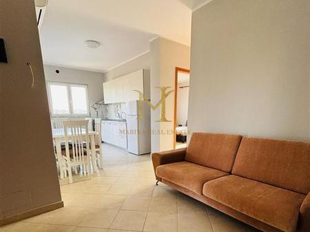 JEPET ME QERA Apartamenti 1+1 në Durrës, zona Plazh (afër autostradës)
