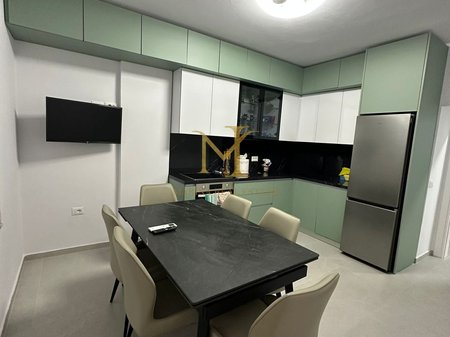 JEPET APARTAMENT I KONVERTUAR NE 2+1 , PLAZH HEKURUDHA !