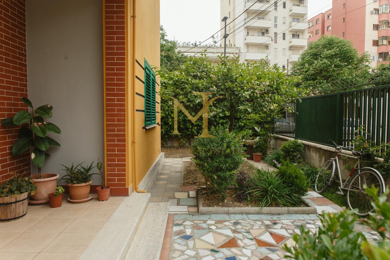 OFROHET ME QERA APARTAMENT 1+1 ME OBORR PRIVAT NE QENDER TE DURRESIT!!