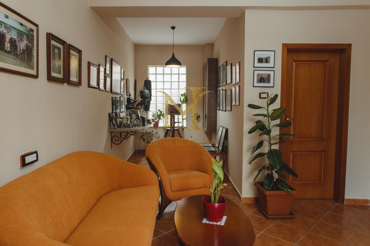 OFROHET ME QERA APARTAMENT 1+1 ME OBORR PRIVAT NE QENDER TE DURRESIT!!