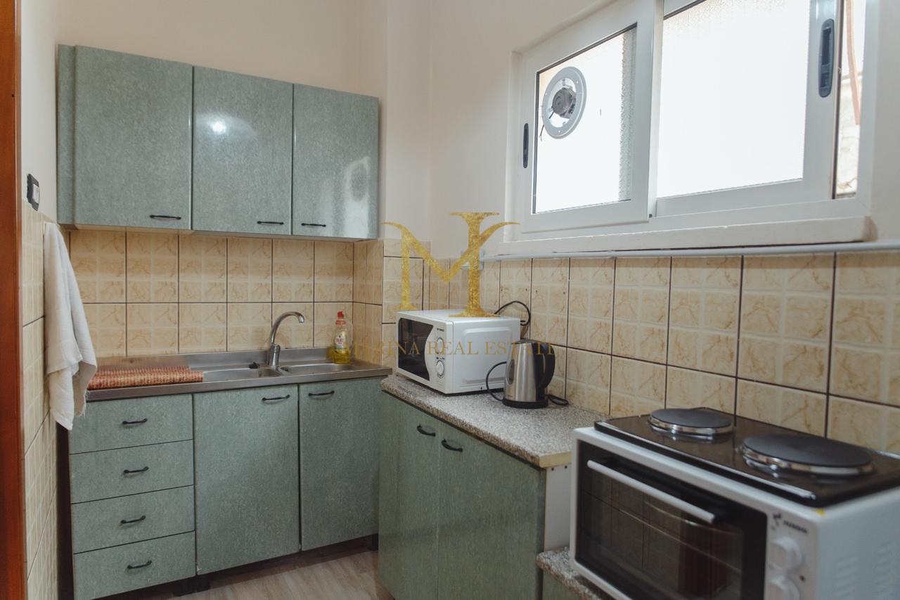 OFROHET ME QERA APARTAMENT 1+1 ME OBORR PRIVAT NE QENDER TE DURRESIT!!