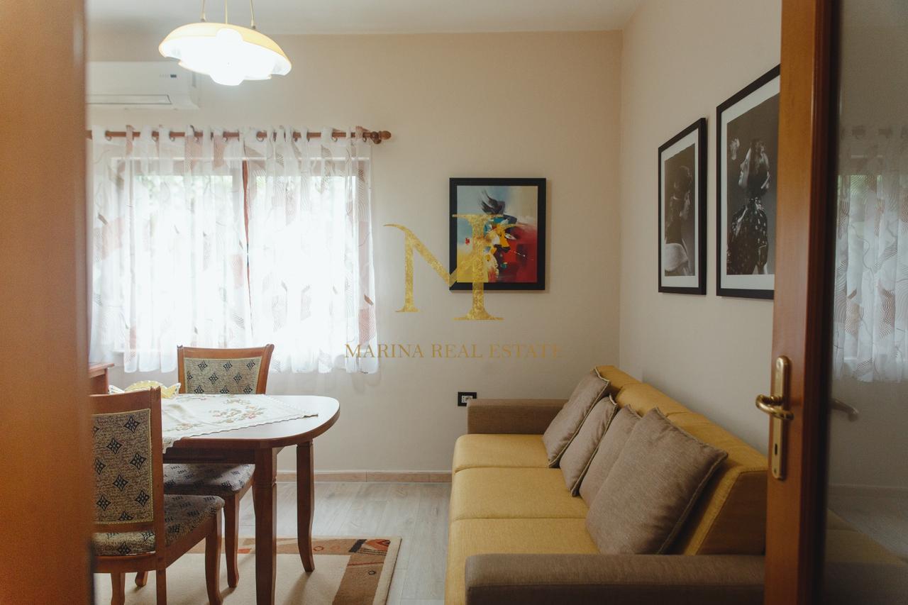 OFROHET ME QERA APARTAMENT 1+1 ME OBORR PRIVAT NE QENDER TE DURRESIT!!