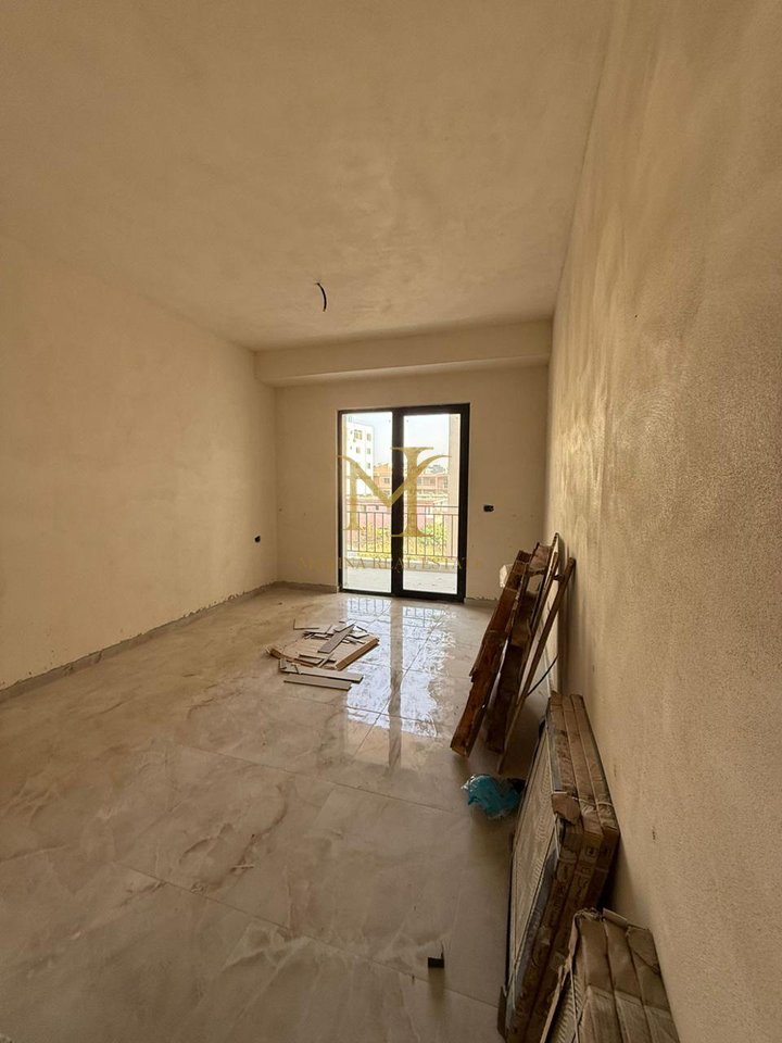 Shitet apartament 1+1, Golem