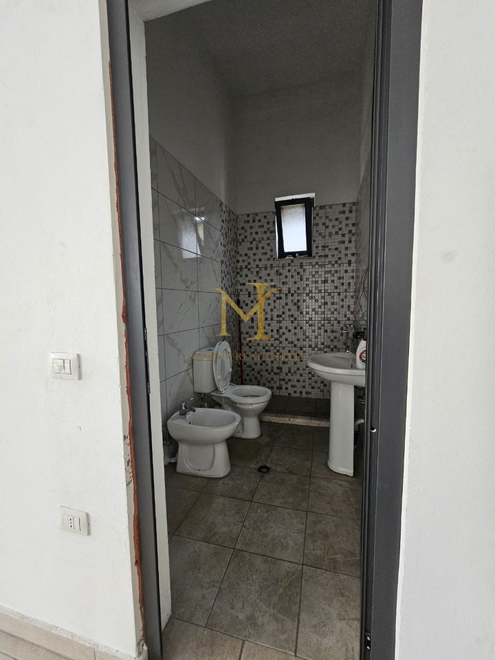 Ambient Biznesi me Dritë Natyrale – Zona e Spitalit, Durrës