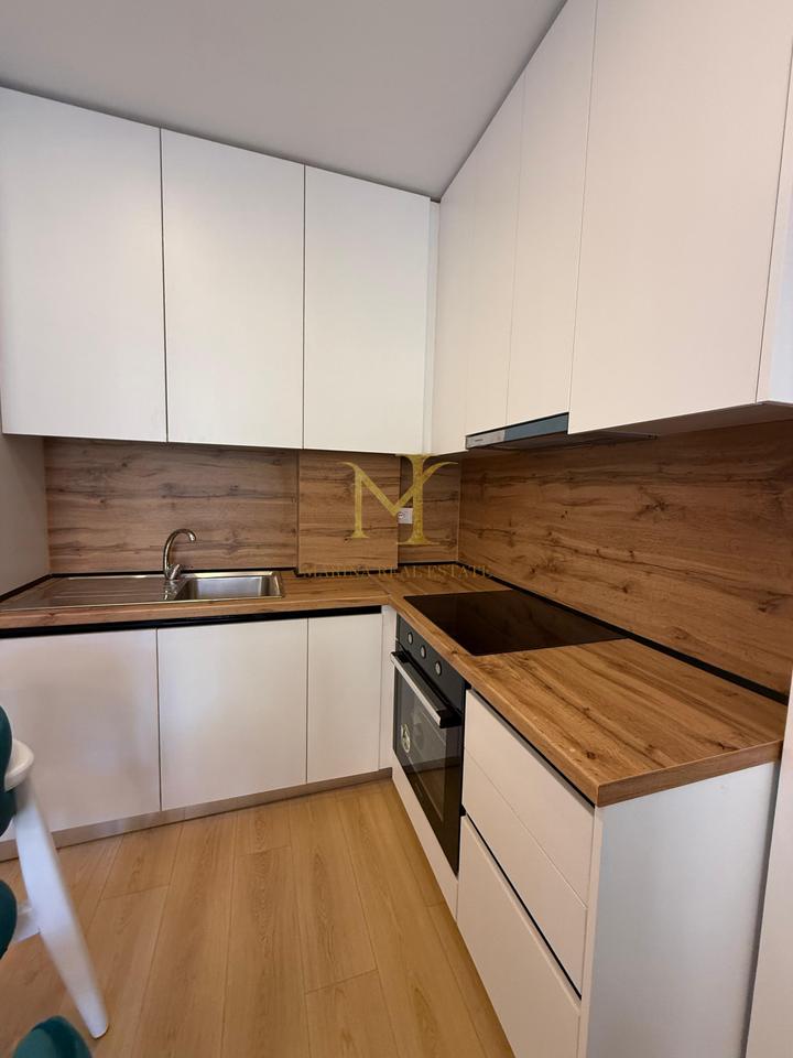 Shitet apartament unik 2+1+2+2 në kompleksin e mirënjohur “Freskia”, Golem – Durrës, vetëm 100 metra larg detit.