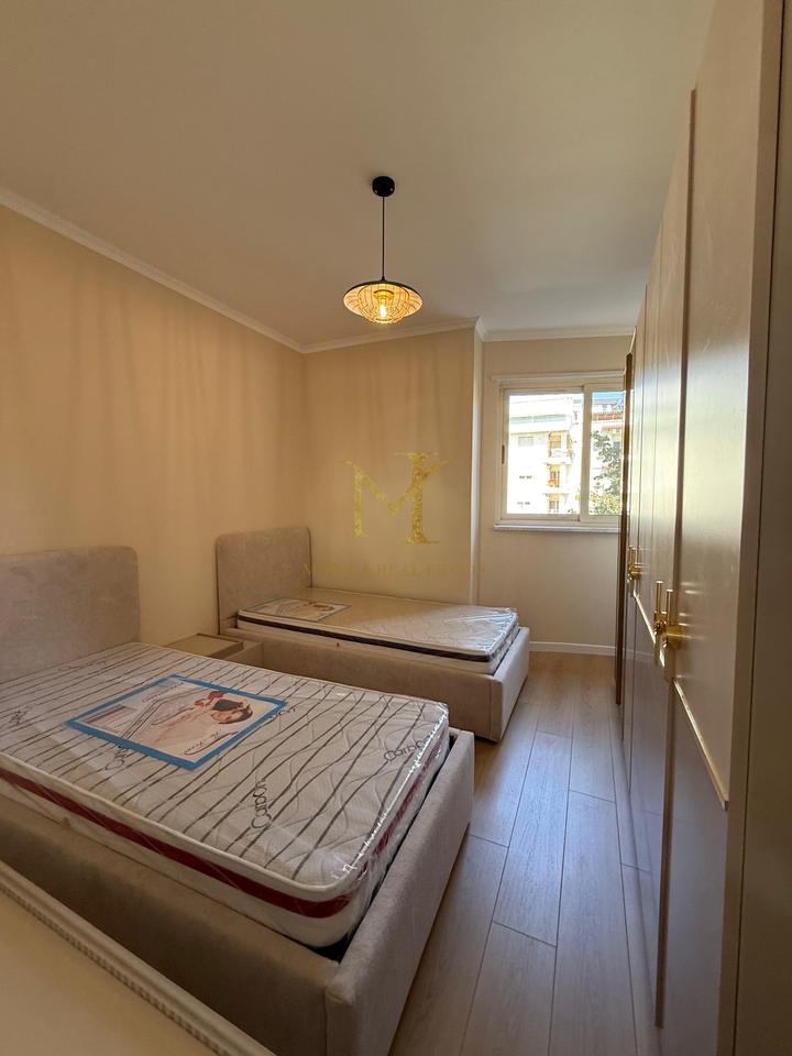 Shitet apartament unik 2+1+2+2 në kompleksin e mirënjohur “Freskia”, Golem – Durrës, vetëm 100 metra larg detit.